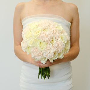 Букет невесты с розами и гвоздиками "Дыхание любви"