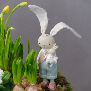 Садик с первоцветами в металлическом кашпо: нарциссы, гиацинты и примула с сувениром "Кто в цветочках живёт?"