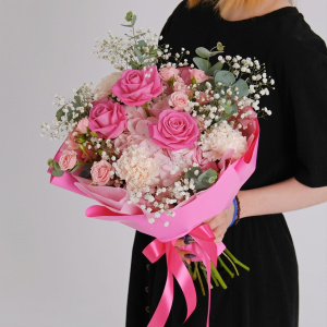 Розовая гортензия и розы в букете "Малиновый бриз"