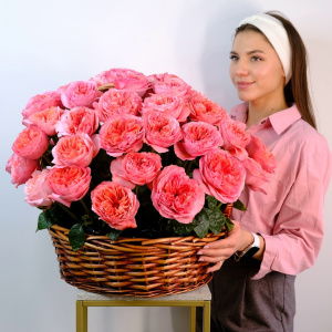 Пионовидные крупные розы в корзине, 51 штучка