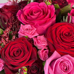 Ароматные розы в коробке "Рубиновая симфония"