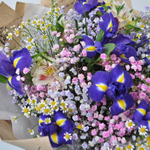 Букет полевой с ирисами и ромашками "Ромашковое настроение"