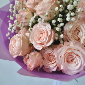 Нежные кустовые пионовидные розы "Бомбастик"