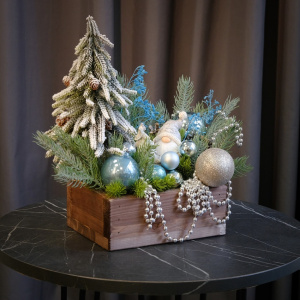 Новогодняя композиция с сувенирами "Снежный гном" (искусственная)