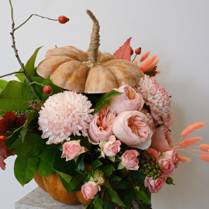 Цветы в тыкве: нежные хризантемы и пионовидные розы