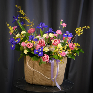 Ирисы, тюльпаны и форзиция в яркой композиции "Весенний вальс цветов"