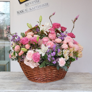 Магнолия, лилия и пионовидные розы в корзине "Царский Букет: Сокровище Цветов"