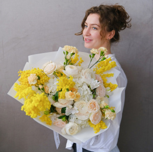 Нежные ранункулюсы и ароматная мимоза в нежном букете "Весенний нектар"