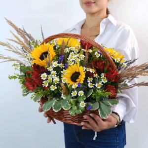 Корзина с подсолнухами "Летний вечер"