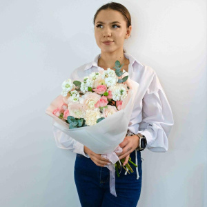 Ранункулюсы и ароматная маттиола в нежном букете