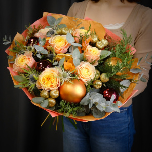 Пионовидные персиковые розы и эвкалипт в зимним букете с декором