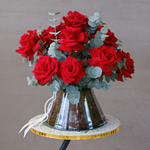 Букет в вазе. Французские розы с эвкалиптом "15 поцелуев"