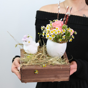 Композиция на пасху: яйцо с живыми цветами и сувениром "Цыплёнок"