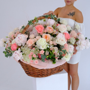 Белые пионы и розы в большой корзине "Океан Любви"