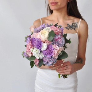 Букет невесты с ранункулюсами и необыкновенными гвоздиками "Сиреневый вальс"