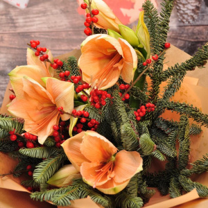 Амариллисы и нобилис в зимнем букете