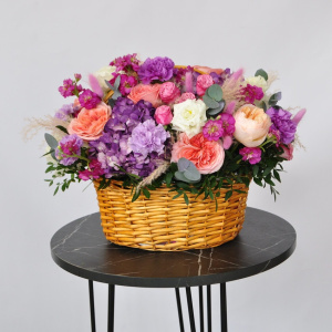 Фиолетовая гортензия и пионовидные розы в корзине "Чародейка"