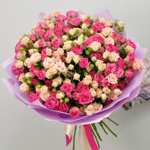 Кустовые розы, 31 штучка букет с вазой