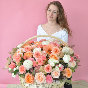 Корзина с пионовидными розами и ранункулюсами "Королевский презент"