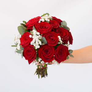 Букет невесты из красных ароматных роз с белой гипсофилой и зеленью