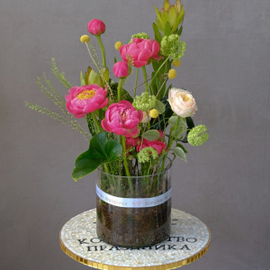 Коралловые пионы в интерьерном букете в вазе "Малиновый кот в стеклянном саду"