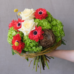 Гортензия и красные анемоны в букете на Пасху с декором