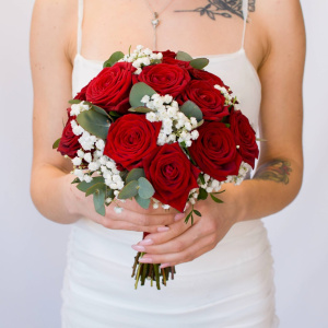 Букет невесты из красных ароматных роз с белой гипсофилой и зеленью