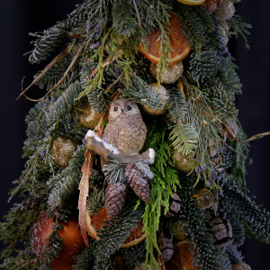 Ёлка ручной работы из нобилиса в оранжевых оттенках в деревянном ящичке