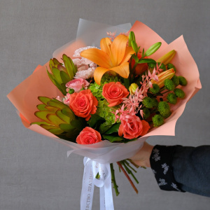 Лилия и пламенные розы в ярком букете