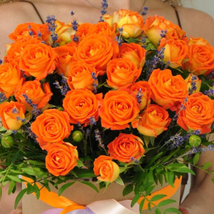 Кустовые розы и лаванда в коробочке "Жаркие объятия лета"