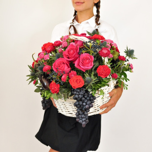 Ароматные розы Пинк Флойд в корзине "Сказки Осени"