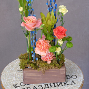 Композиция на Пасху в деревянном ящичке: голубая верба, розы и леукадендрон 