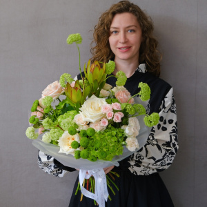 Зелёная гортензия, розы и сочный вибурнум в авторском букете "Зелёный сад"