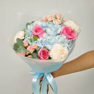Голубая гортензия и розы в букете "Милашка"
