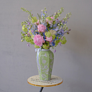 Букет в вазе от шеф-Флориста. Пионы Сара Бернар и голубой дельфиниум "Под небом голубым"