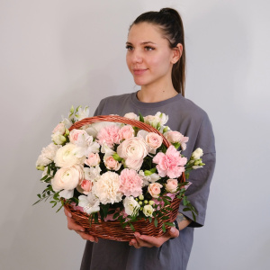 Ранункулюсы и кустовые розы в корзине "Белый сад"