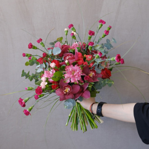 Бордовые орхидеи и альстромерии в садовом букете