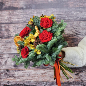 Нобилис и розы в жарком букете «Новогодняя открытка»