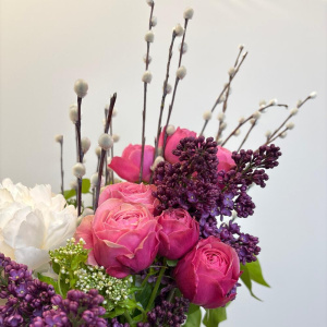 Букет на пасху в кувшине. Белые пионы, сирень и верба