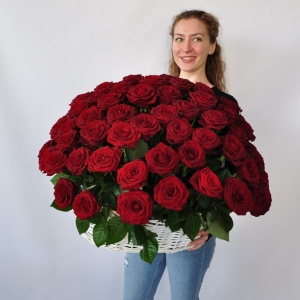 101 роза Россия (красные и ароматные) в корзине