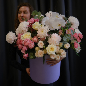 Пионовидные розы, орхидея фаленопсис и нежные хризантемы в большой коробке