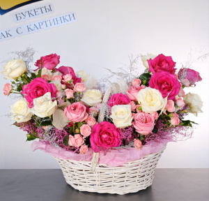 Ароматные розы в шикарной корзине «Винтаж»