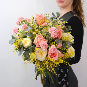 Пионовидные розы и мимоза в ярком букете