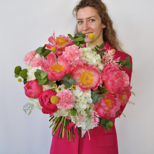 Коралловые пионы и гортензия в большом букете "Шарм"