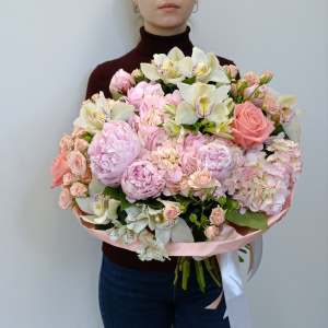 Пионы, орхидея и гортензия в большом пышном букете