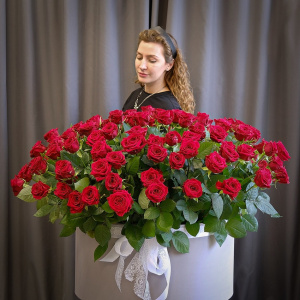 Букет гигант: красные ароматные розы в коробке, 151 штучка