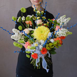 Букет на Пасху: голубая верба, белая сирень, вибурнум и розы