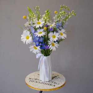 Букет в вазе. Ромашки и дельфиниум "Эскиз Лета"