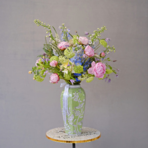 Букет в вазе от шеф-Флориста. Пионы Сара Бернар и голубой дельфиниум "Под небом голубым"