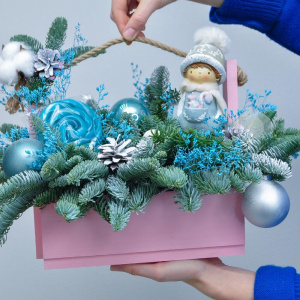 Новогодний букет из нобилиса в ящичке с сувениром